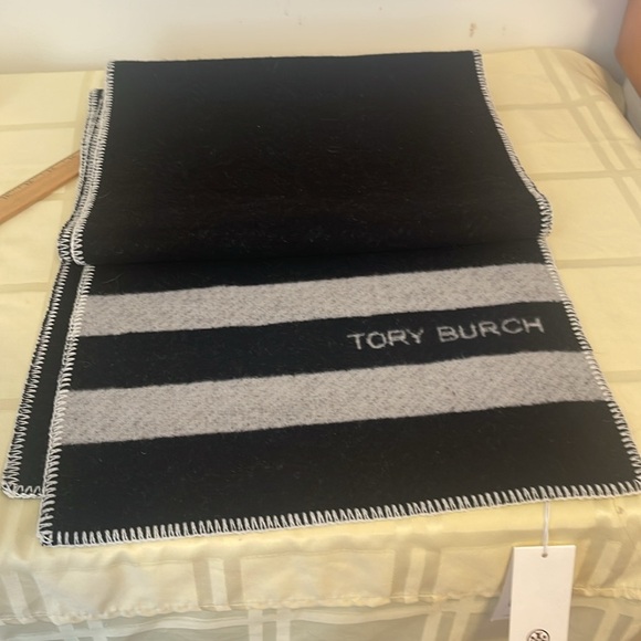 BNWT: Tory Burch scarf (black and white) 100% wool - Picture 6 of 11